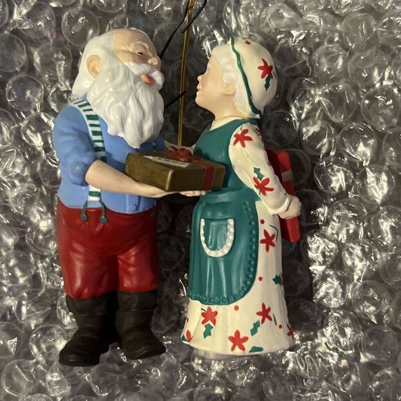 1992 Hallmark The Gift Exchange Mr & Mrs Claus Series Keepsake Ornament #7 - Picture 4 of 6